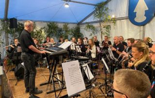 Orchester auf der Bühne im Festzelt